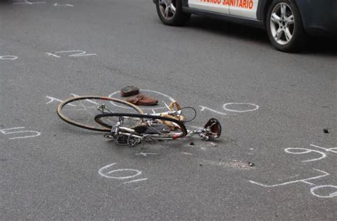 Milano Incidente Mortale In Porta Romana Camion Travolge Ciclista