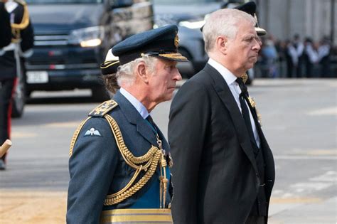 König Charles Er vertreibt Prinz Andrew aus dem Buckingham Palast