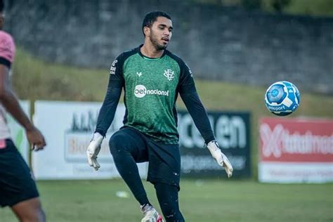 Vitória treina marcação e jogadas de ataque antes de enfrentar o Vila