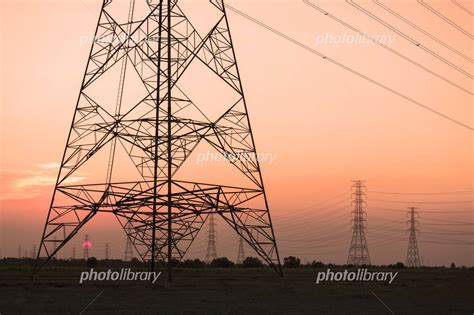 送電鳶送電線架線工による鉄塔での高圧電線工事 写真素材 1297709 フォトライブラリー Photolibrary