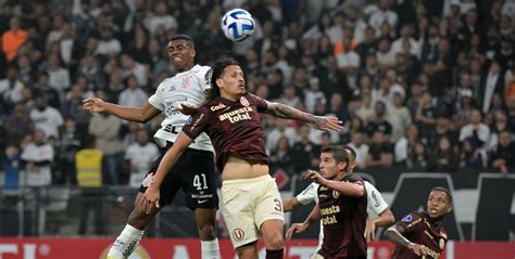 Universitario cayó en Brasil ante Corinthians y tendrá que remontar