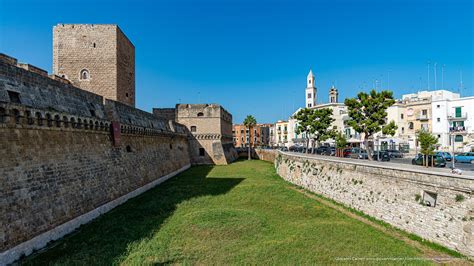 Il Fossato Del Castello Svevo Di Bari Castello Bari Foto