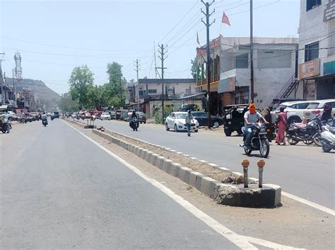 Electric Pole Not Installed On Divider Darkness Remains From Sagar Tirahe To Khargawali Toll