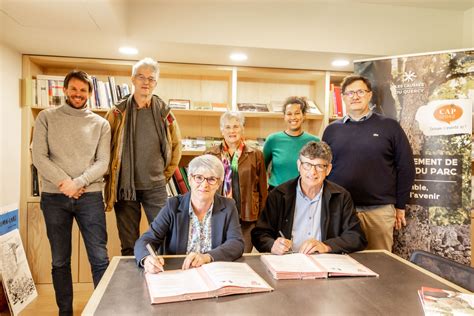 Signature De La Convention Entre La Chambre De M Tiers Et De