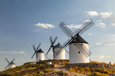 Moinhos De Vento Ao P R Do Sol Em Consuegra Castilela Mancha Espanha