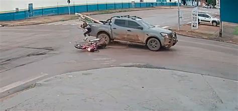 Grave acidente entre caminhonete e moto é registrado por câmera de