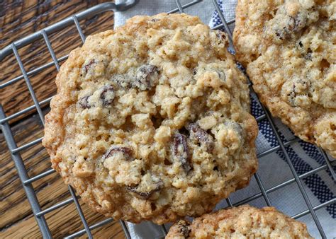 Chewy Oatmeal Raisin Cookies