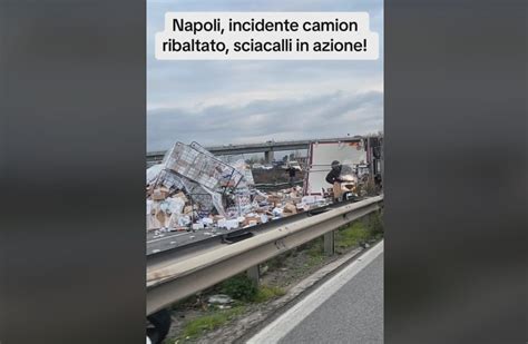 Il Camion Si Ribalta E Perde Il Carico E C Chi Si Ferma A Rubare Il