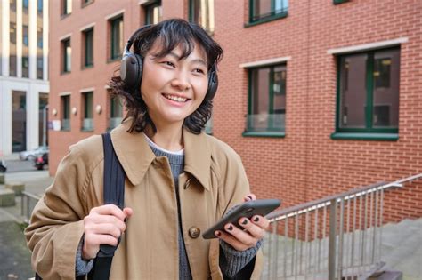 Mujer Joven Feliz Se Encuentra En La Calle Con Mochila Y Tel Fono