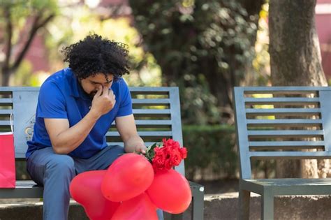 Homem Mexicano Sentado No Banco Do Parque Chorando No Dia Dos Namorados