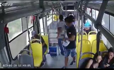 ¡video Viral Enfrentó A Tres Delincuentes En Un Bus El Diario Ecuador