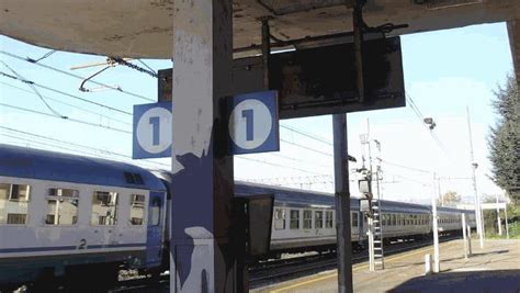 Moncalieri Muore In Stazione Colpito Da Un Treno Mentre Era Sulla