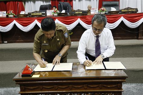 Penandatanganan Berita Acara Pengesagan Oleh Ketua DPRD Kepri Dan Plt