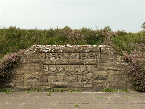 File:Mass grave at Bergen-Belsen.jpg - Wikipedia