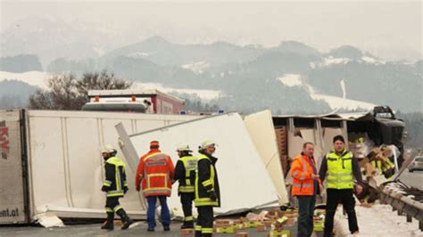 A8 Bei Frasdorf Unfall Mit Lastwagen