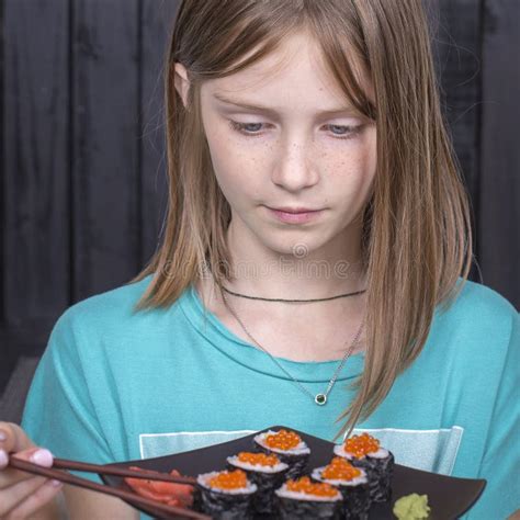 Fille De L Ado Deux Avec Le Petit Pain De Sushi Adolescentes Mangeant