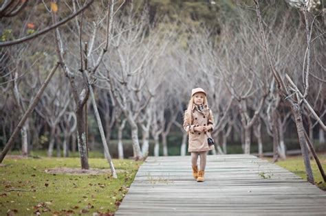 Niña caminando por el sendero en el parque Foto Premium