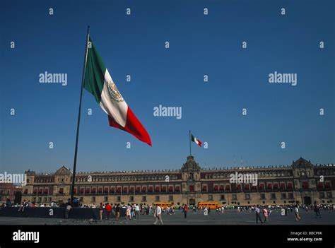 Palacio Nacional Palacio Nacional Y La Bandera Mexicana En El Z Calo