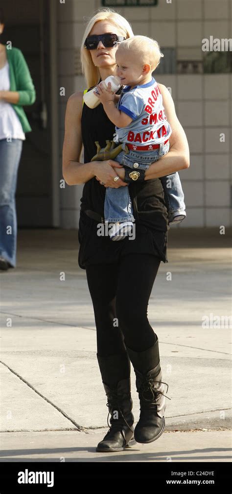 Singer Gwen Stefani carries her son Zuma at Beverly Hills Park. Los ...