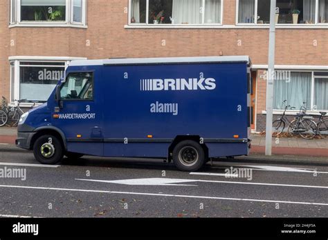 Brinks Armored Truck Hi Res Stock Photography And Images Alamy