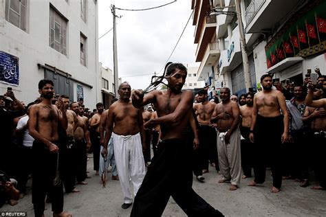 Shiite Muslim Pilgrims Shed Blood To Mark Ashura In Iraq Daily Mail