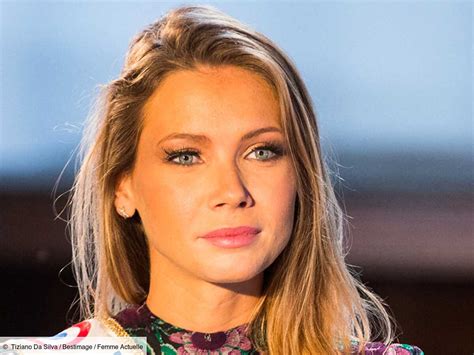 Amandine Petit Sublime La Plage En Bikini Bustier Ultra Tendance