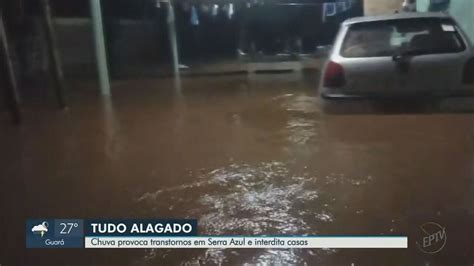 Casas são interditadas após barranco ceder em ponte por causa da chuva