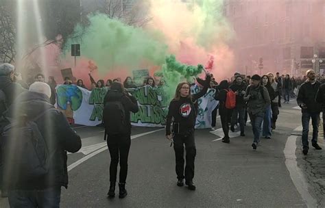 I Fridays For Future Sfilano In Centro A Milano Palazzo Marino