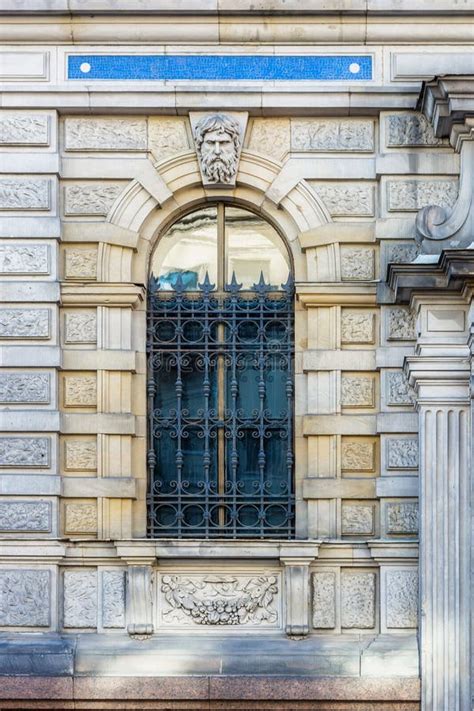 Ventana Arqueada Con Entramado Foto De Archivo Imagen De Hierro