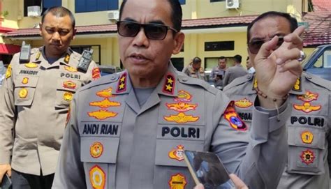 Gerebek Lokasi Judi Sabung Ayam Di Gambut Polisi Temukan Paket Sabu