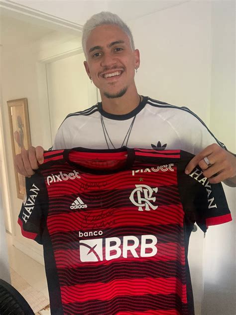 Jogador da Seleção Brasileira doa camisa para menina de Blumenau