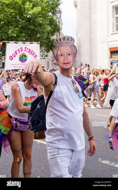 London Uk 8th July 2017 Man Wearing Queen Elizabeth Mask Waving At