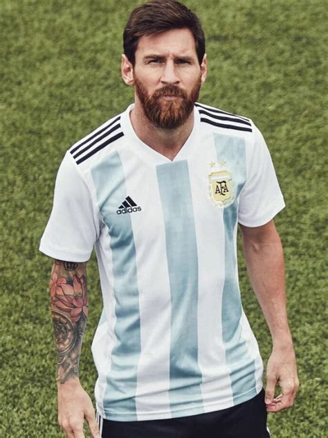 Lionel Messi Posó Con La Camiseta Que La Selección Usará En El Mundial De Rusia Infobae