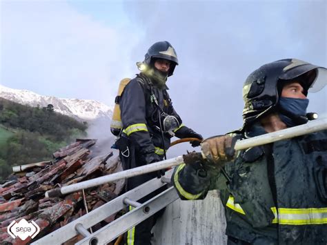 Un Incendio Calcina Por Completo Una Casa De Dos Plantas En Riosa La