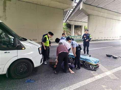 男子骑电动车被撞昏迷命悬一线，女民警出警途中紧急救援！ 杭州网