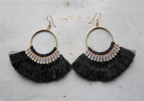 Boucles Doreilles Pompon Boh Me Noir Etsy Canada Boucle Oreille