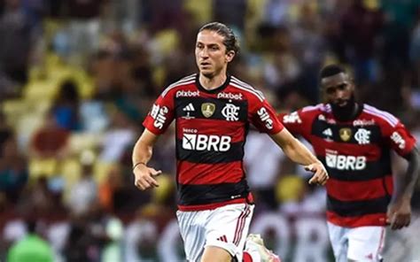 Maior lateral esquerdo da história do Flamengo Júnior faz homenagem a