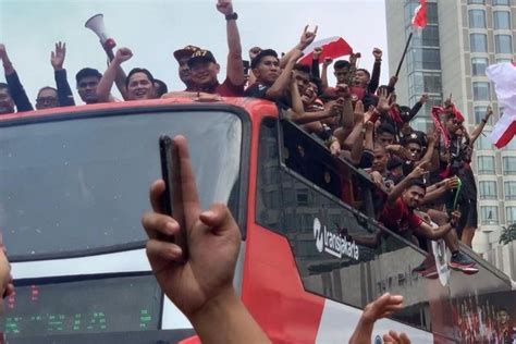 Video Pemain Timnas U Tiarap Di Atap Bus Tingkat Saat Lewat