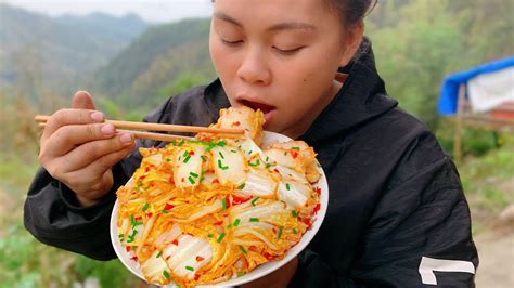 吃辣就服歐妹，今天做的爆辣白菜比肉過癮，吃一大盤飯有力氣幹活 Youtube