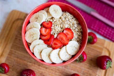 Delicioso Desayuno Avena Con Fresas Foto Premium