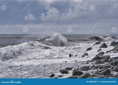 Ondas Quebrando Em Uma Praia No Mar Nuvens De Prata Na Madeira