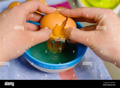 Hands Cracking Egg Hi Res Stock Photography And Images Alamy