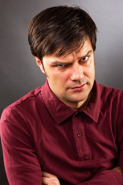 Hombre Joven Con La Expresión Seria Foto de archivo Imagen de triste