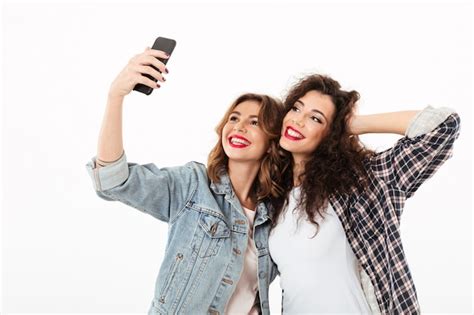 Deux Filles Souriantes Posant Ensemble Et Faisant Selfie Sur Smartphone