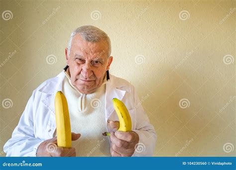 Doutor Que Compara Bananas Como O Conceito Foto De Stock Imagem De