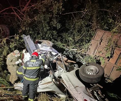 Homem fica preso às ferragens e morre em acidente entre carro e