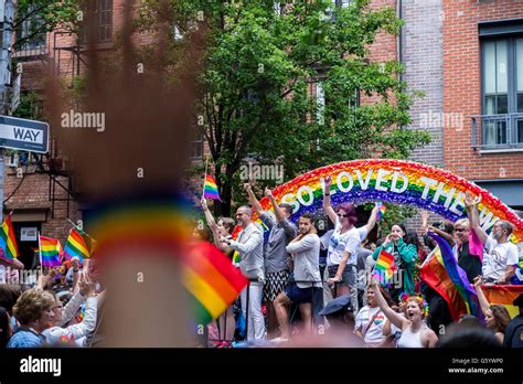 Personas Portando Banderas De Arcoiris En Desfile Del Orgullo Gay