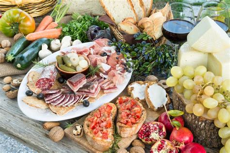 Tabelle Mit Zusammenstellung Von Italienischen Nahrungsmitteln Stockfoto Bild Von Käse Brot