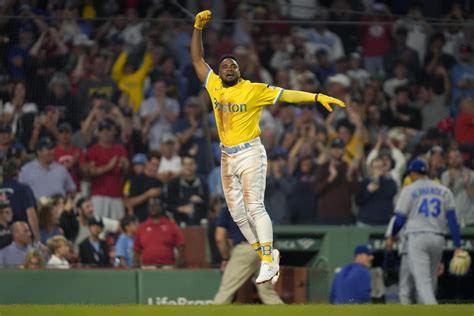 Reyes Hits Walkoff Grand Slam To Lead Red Sox To 6 2 Win Over Royals