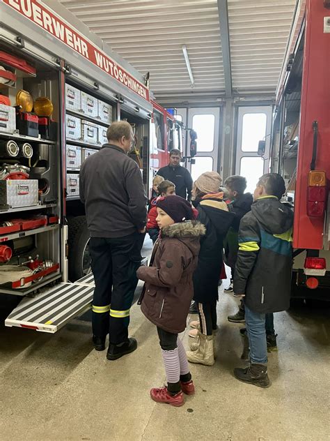 Besuch Der Klasse 4b Bei Der Feuerwehr Auwiesenschule